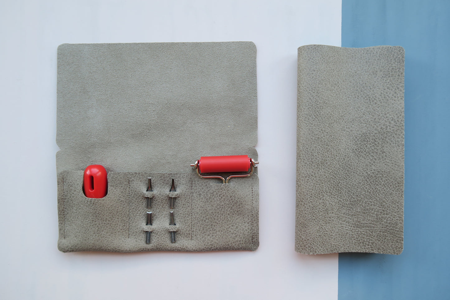 Etui with lino cutting knives and roller