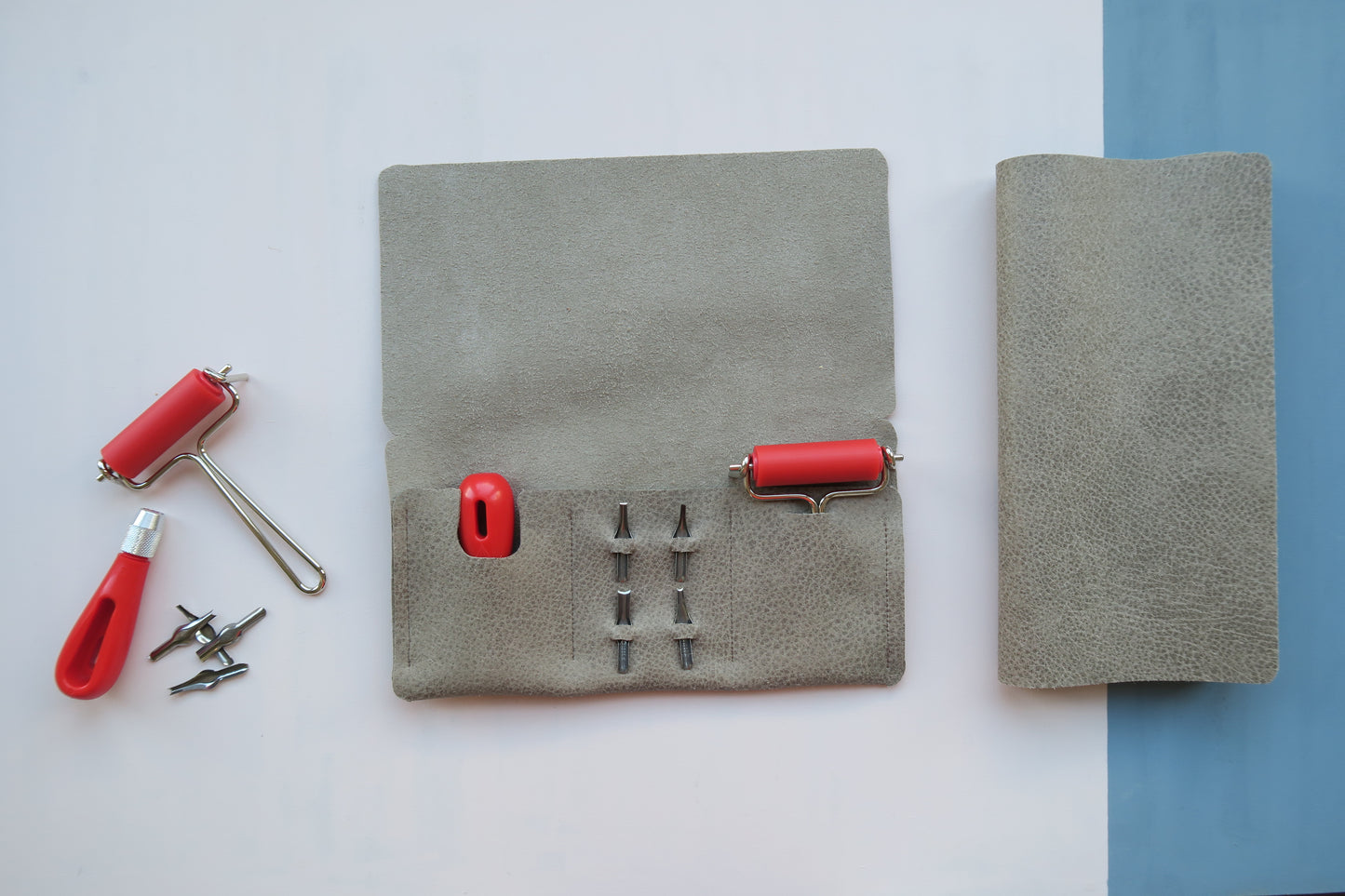 Etui with lino cutting knives and roller